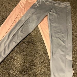 2 pair of Leggings in pink and gray with pockets in sides. Size L